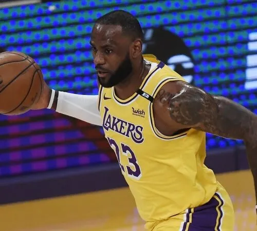 Play-in NBA: James meglio di Curry, Lakers settimi