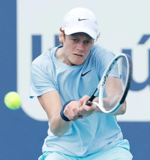 Jannik Sinner si inchina ma rilancia la sfida