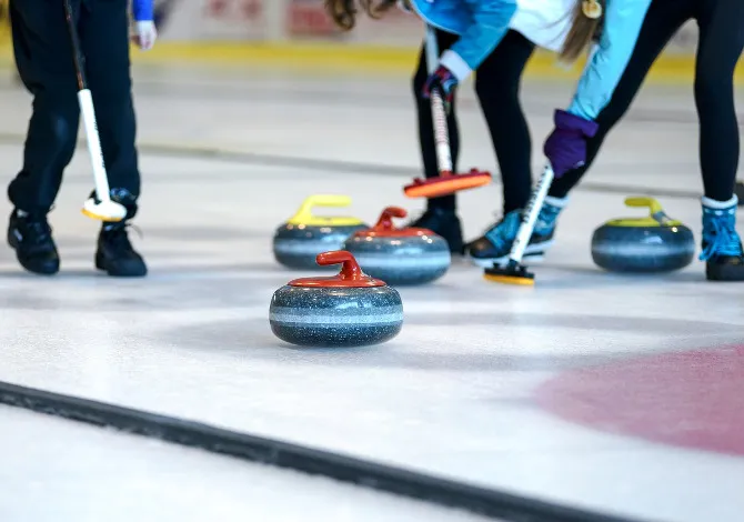 Dove giocare a curling in Italia: piste, club e come iniziare
