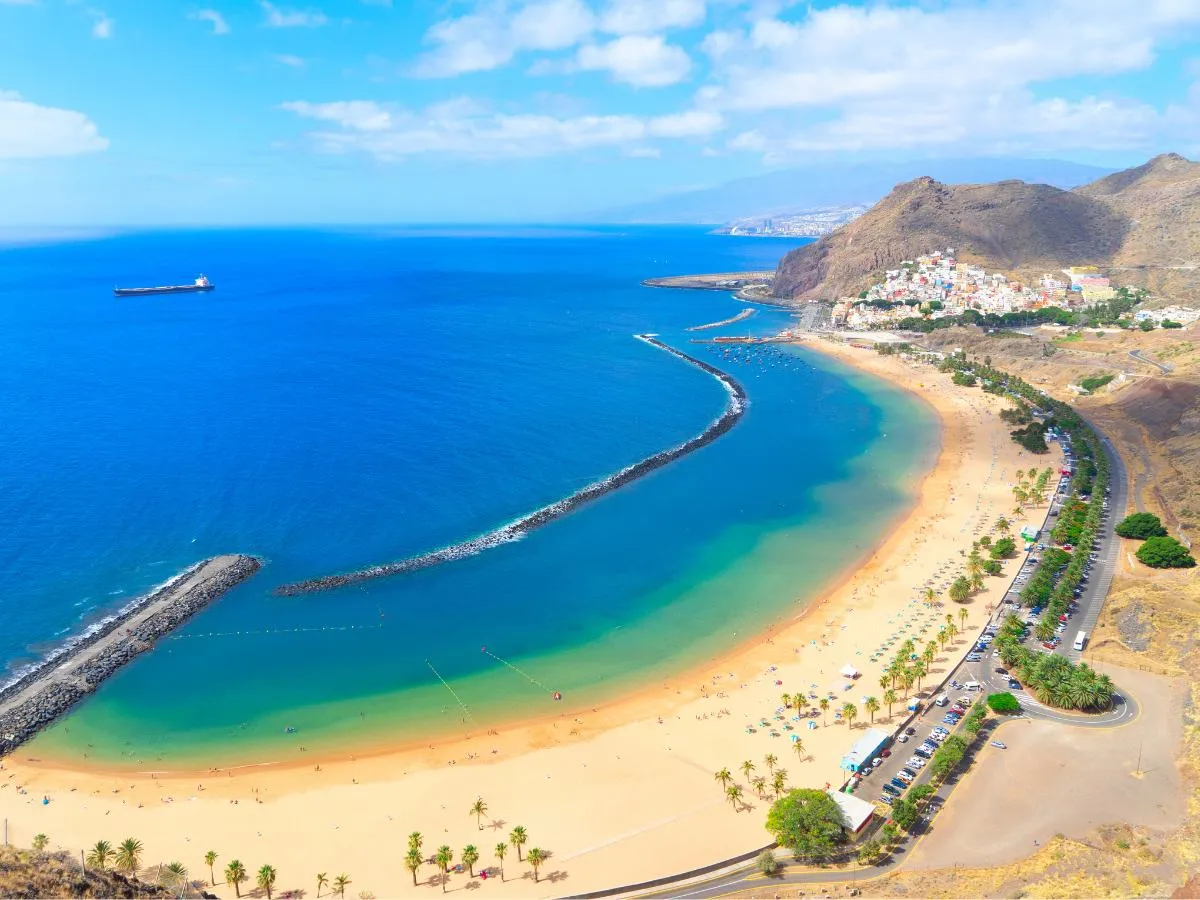 Brevi fughe invernali verso il sole: le mete a poche ore di volo dall’Italia dove adesso è estate