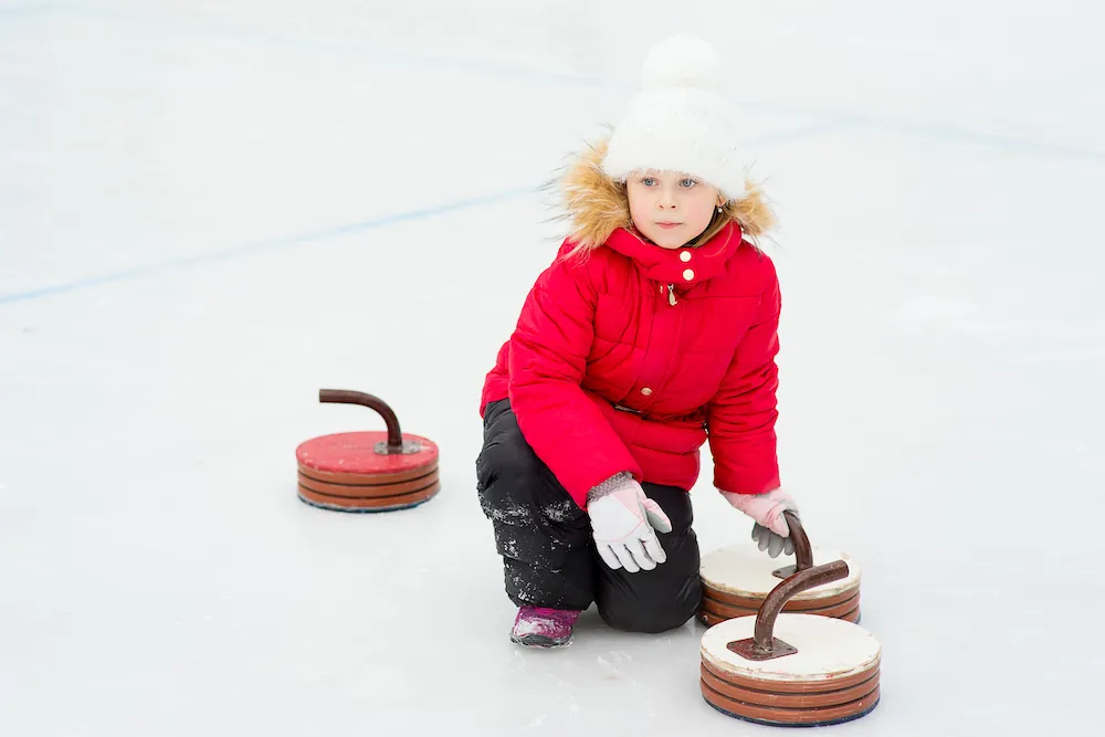 Dove fare una vacanza sulla neve provando il curling in Italia