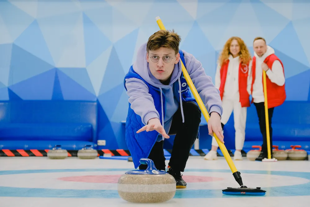 Perché si spazzola nel curling: la fisica dietro lo sport più strategico del ghiaccio