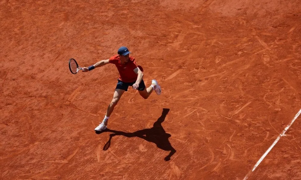 Sinner sale in cima alla montagna, ma adesso è più facile cadere…