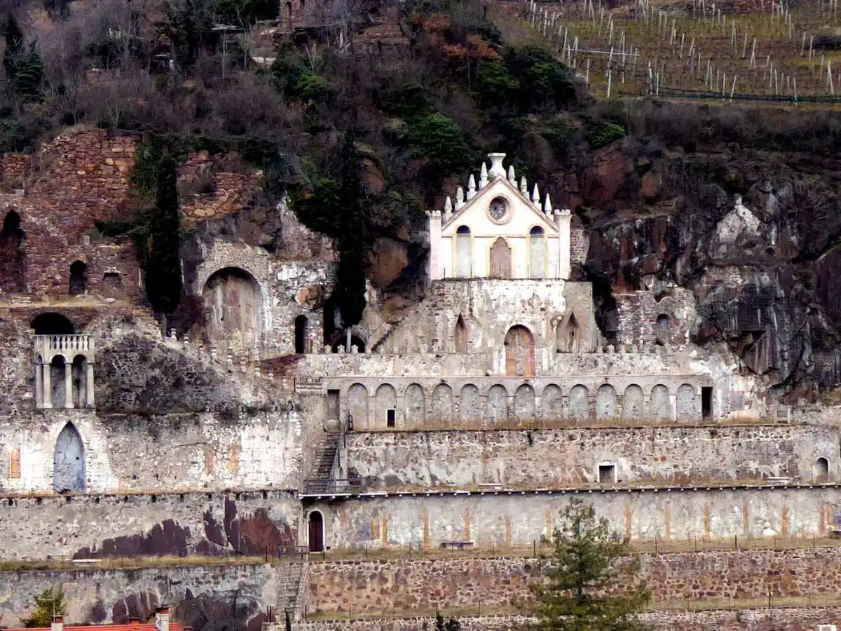 Giardino dei Ciucioi a Lavis, tra serre monumentali e castelli a picco sul fiume: il top per la primavera