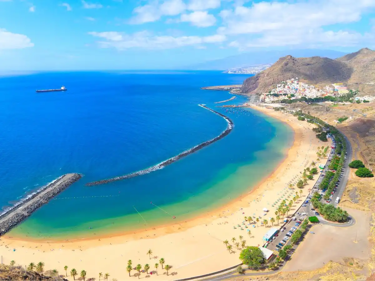 Brevi fughe invernali verso il sole: le mete a poche ore di volo dall’Italia dove adesso è estate