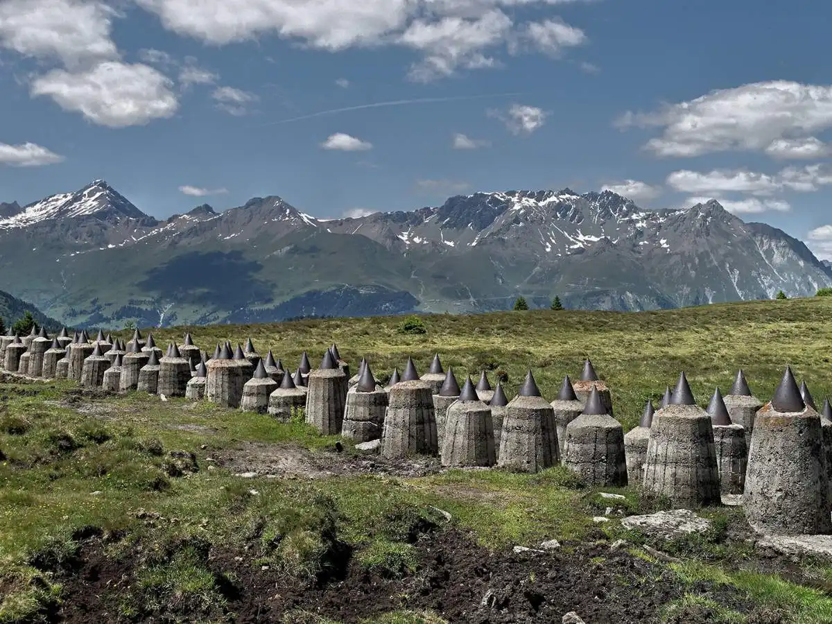 Denti di drago e silenzi di ghiaccio: trekking alla scoperta del segreto militare custodito dal Pian dei Morti