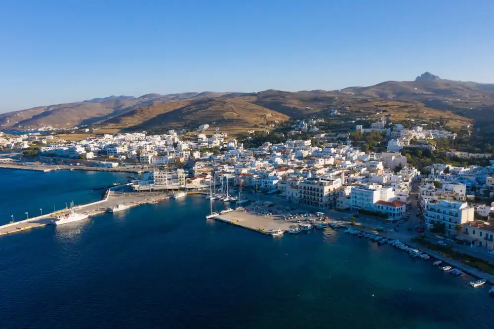 Tinos, l’isola greca meno affollata delle Cicladi, è una scelta diversa dalle solite per l’estate 2026