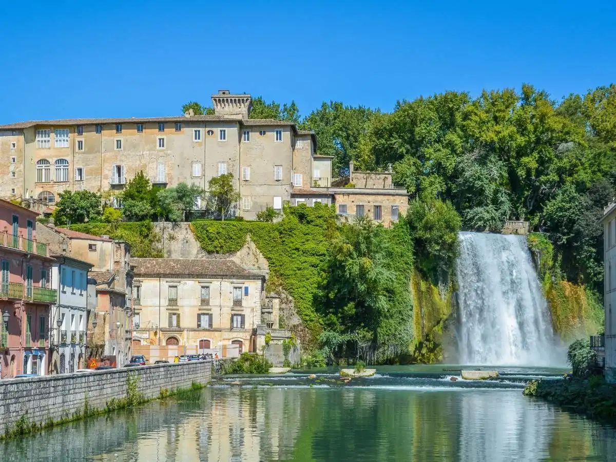 Isola del Liri, il borgo del Lazio con una cascata di 27 metri nel bel mezzo del centro storico