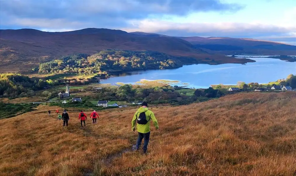 Questa costa sembra un set, ma è tutta reale: l’Irlanda dei film e serie tv, da Belfast a Donegal