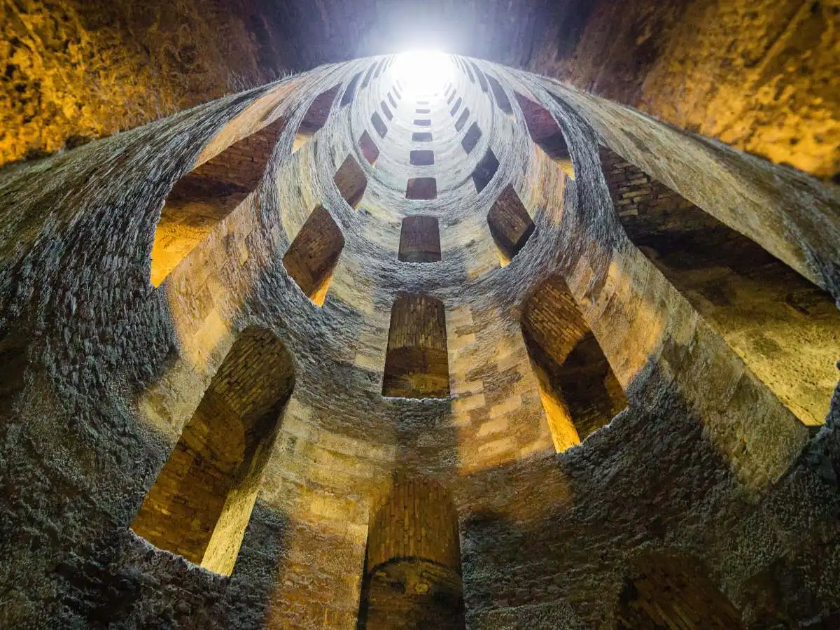 L’abisso ingegneristico scavato nel tufo di Orvieto: benvenuti dentro il Pozzo di San Patrizio