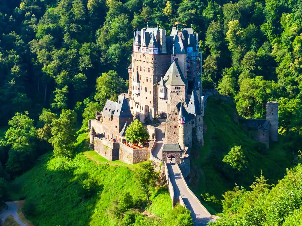 Castello di Eltz, il grattacielo medievale incastrato su una lama di roccia