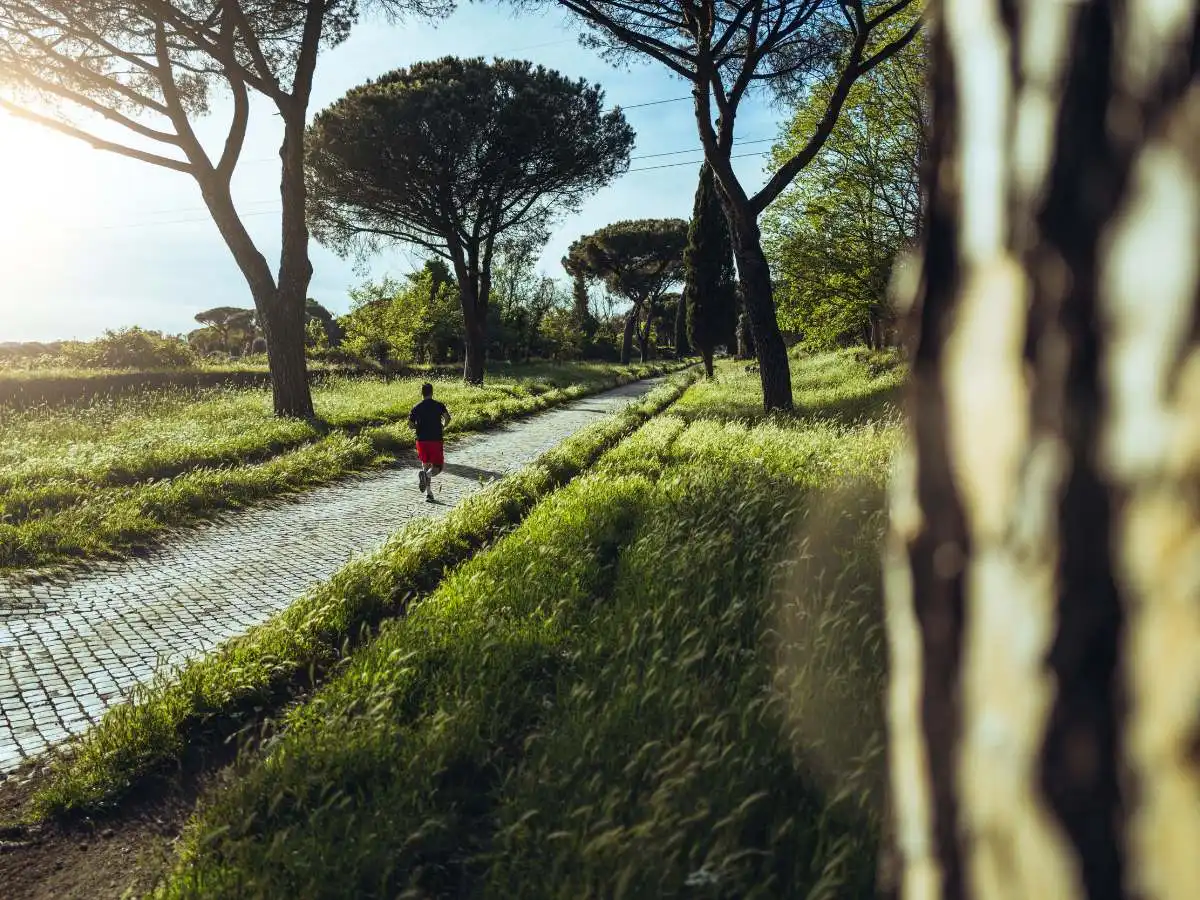 Oltre la visita guidata: correre tra i secoli per trasformare Roma e Milano in una sfida atletica personale