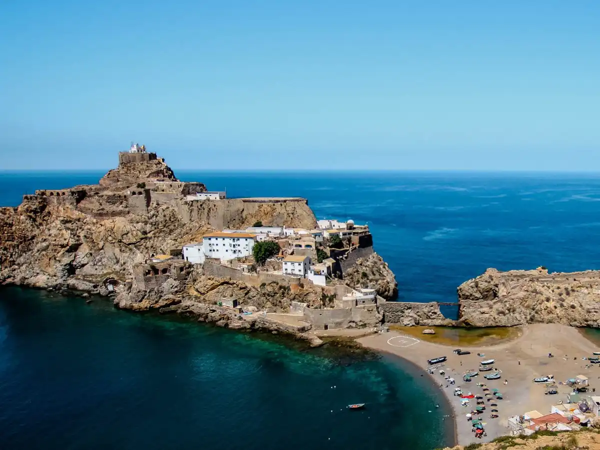 Peñón de Vélez de la Gomera è il confine terrestre più corto del mondo: solo 85 metri tra Spagna e Marocco