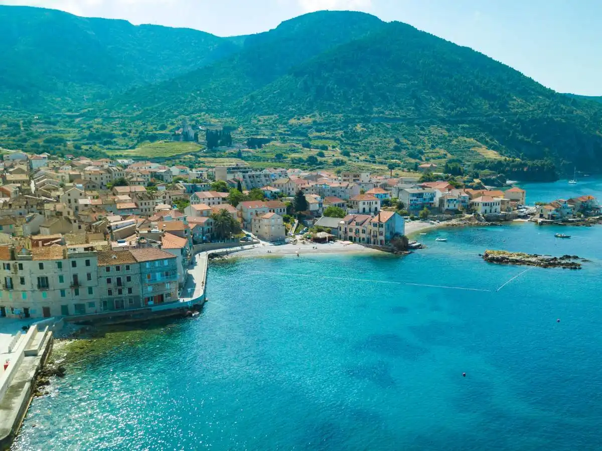 L’ultima frontiera dell’Adriatico: perché Comisa è il rifugio definitivo per gli amanti del selvaggio