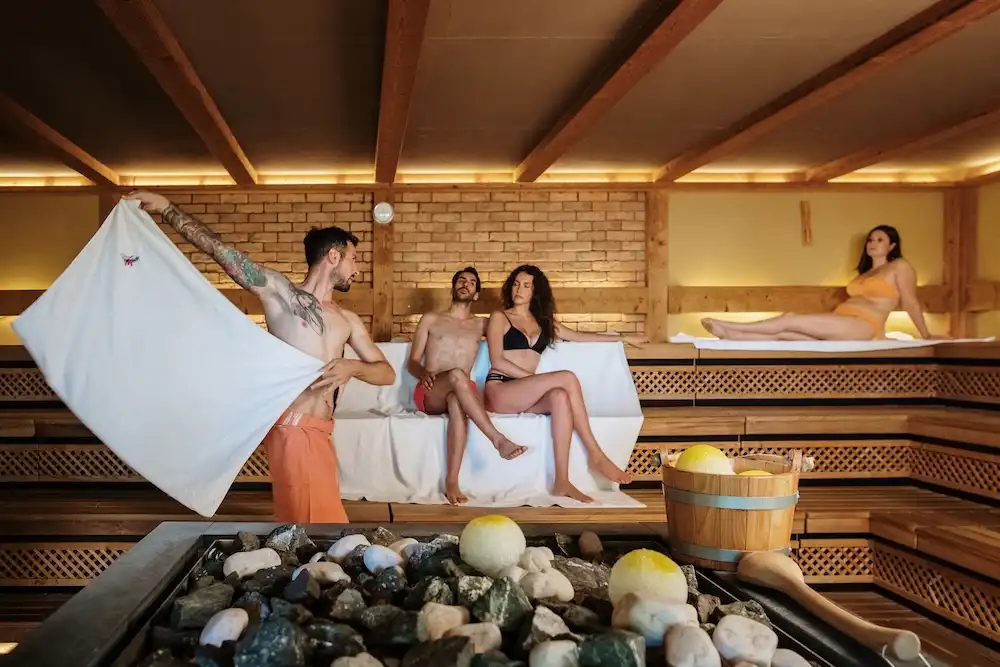 Devi provare l’Aufguss: le spa in Italia dove si fanno i rituali di vapore più scenografici