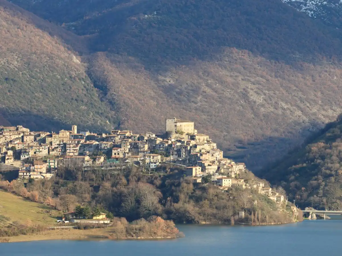 Castel di Tora, il borgo sul Lago del Turano che sembra un quadro medievale
