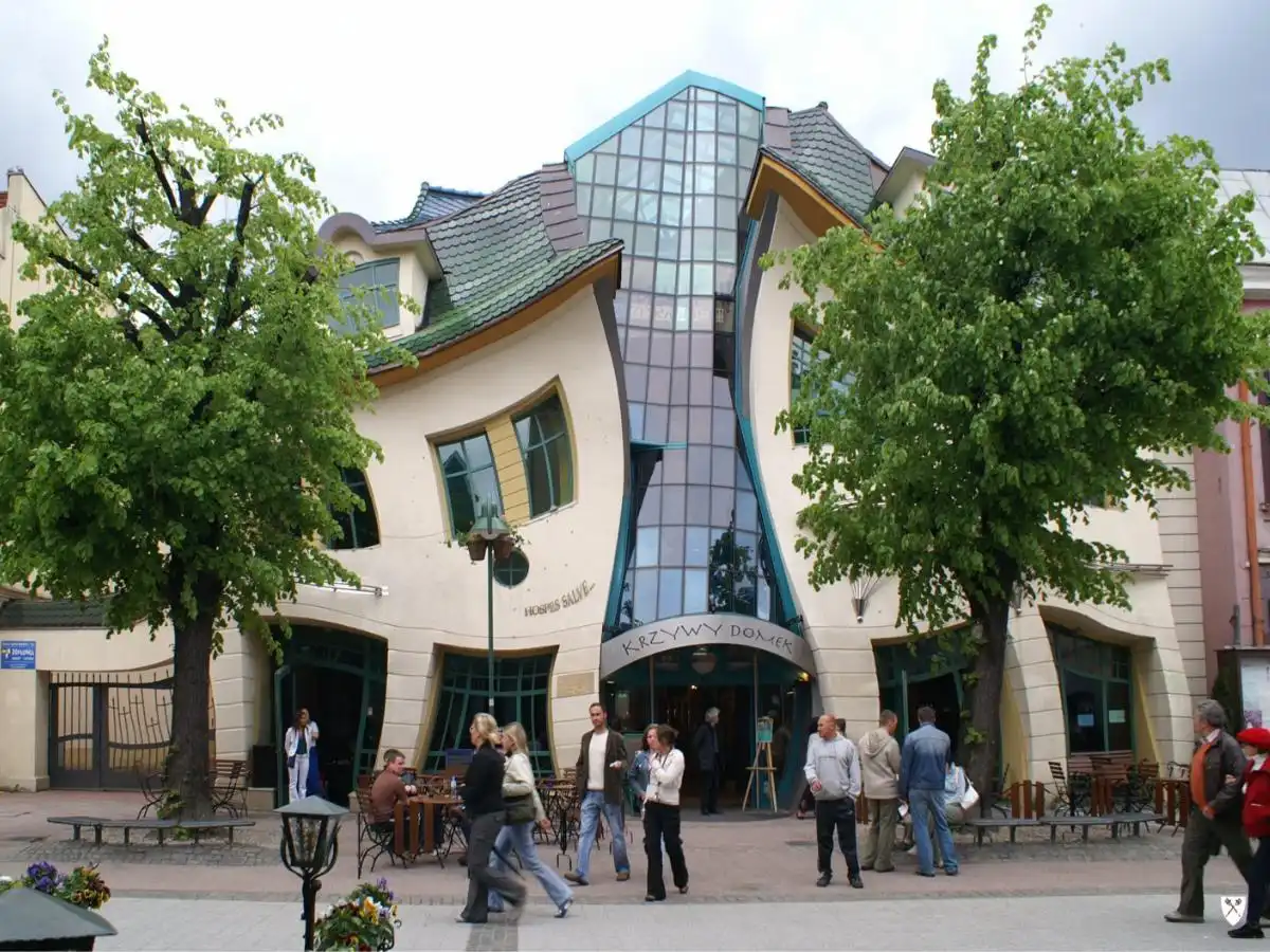 Quella volta che un architetto ha deciso di sfidare la gravità a Sopot: l’assurda Krzywy Domek