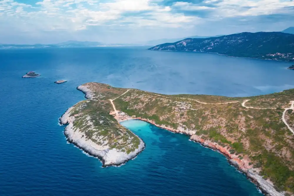 Samos è l’isola greca alternativa alle Cicladi per l’estate 2026, dove il mare incontra le montagne e il vino è dolcissimo