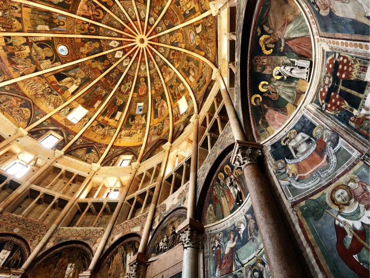 Il mistero rosa dell’Antelami, viaggio nell’ottagono medievale più bello d’Italia: il Battistero di Parma