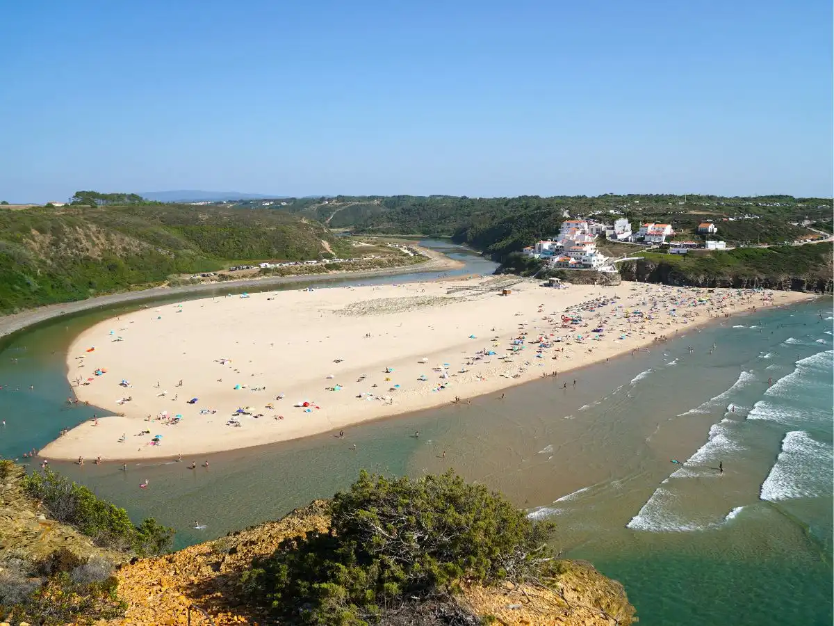 La baia a ferro di cavallo dove il mare sposa il fiume: la magia selvaggia di Praia de Odeceixe