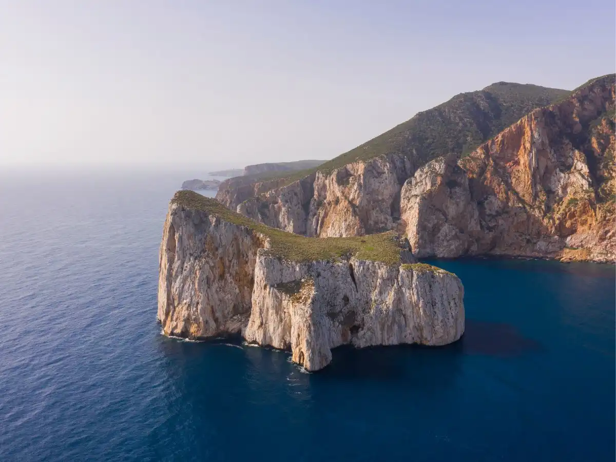 Il candore eterno del Pan di Zucchero in Sardegna e i segreti della costa mineraria