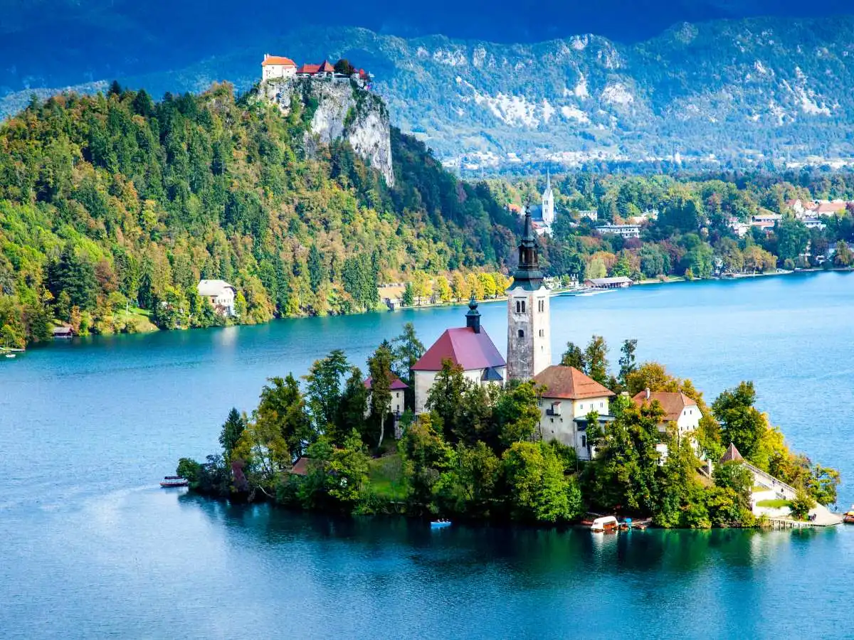 Sette perle custodite dall’acqua dolce: viaggio tra le isole lacustri più affascinanti d’Europa