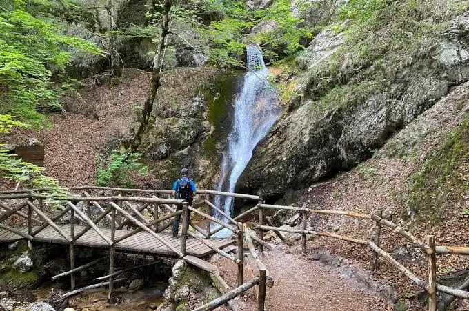 5 passeggiate al fresco tra corsi d’acqua, sentieri all’ombra e d’alta quota