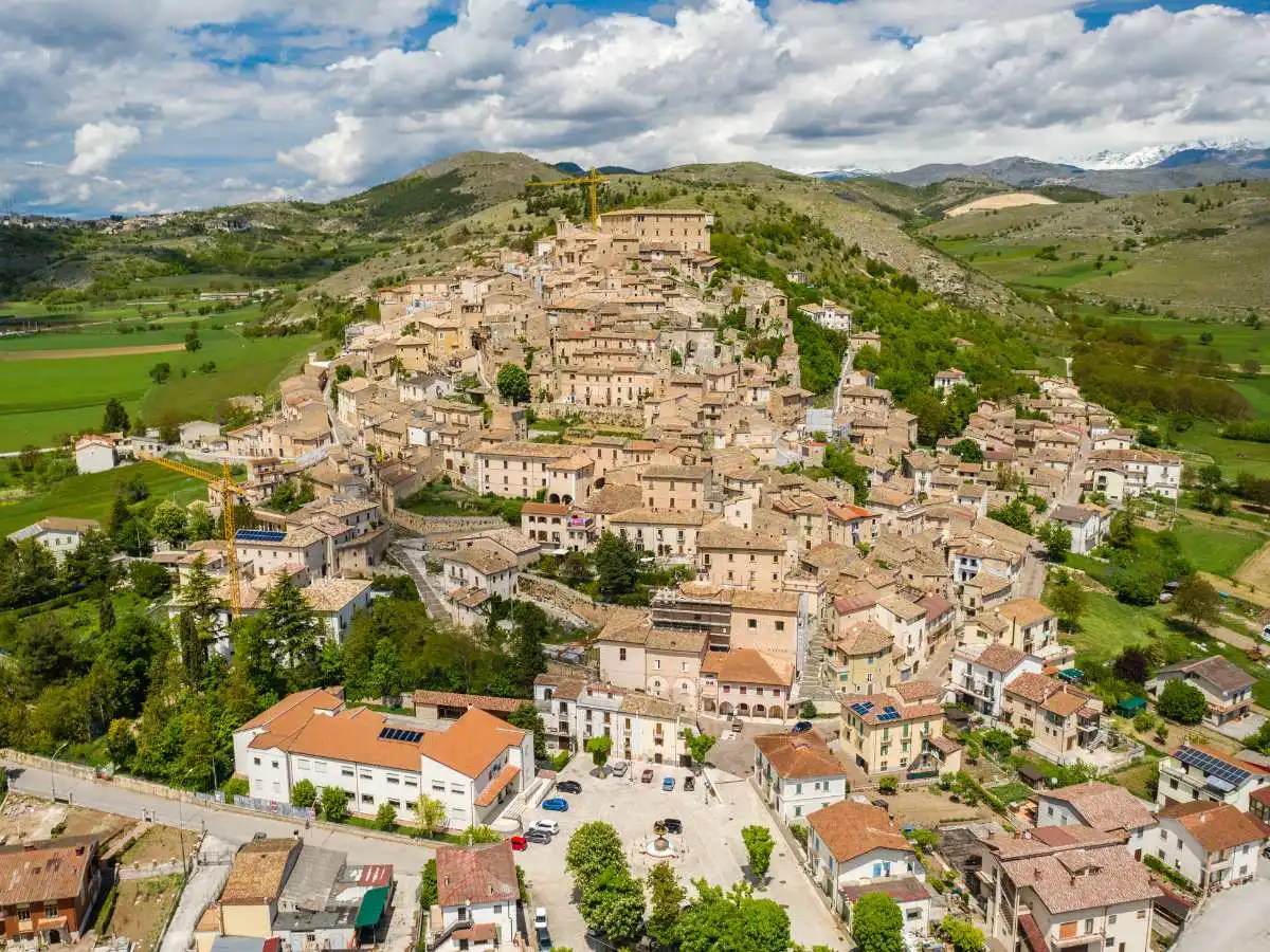 Il borgo con lo zafferano più raro d’Italia e un paesaggio tutto da guardare: Navelli