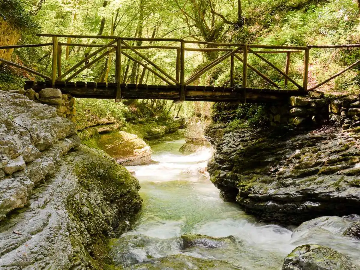 Tra pareti di calcare, cascate e grotte c’è il segreto verde del Parco della Majella: : la Valle dell’Orfento