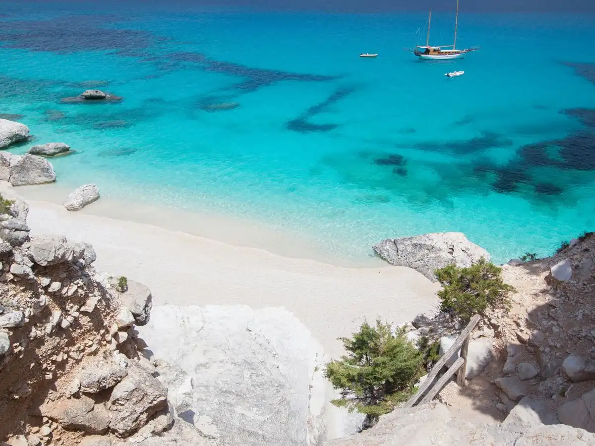 È la spiaggia italiana in cui sembra di stare su un altro pianeta, un vero paradiso tra le rocce: Cala Goloritzé