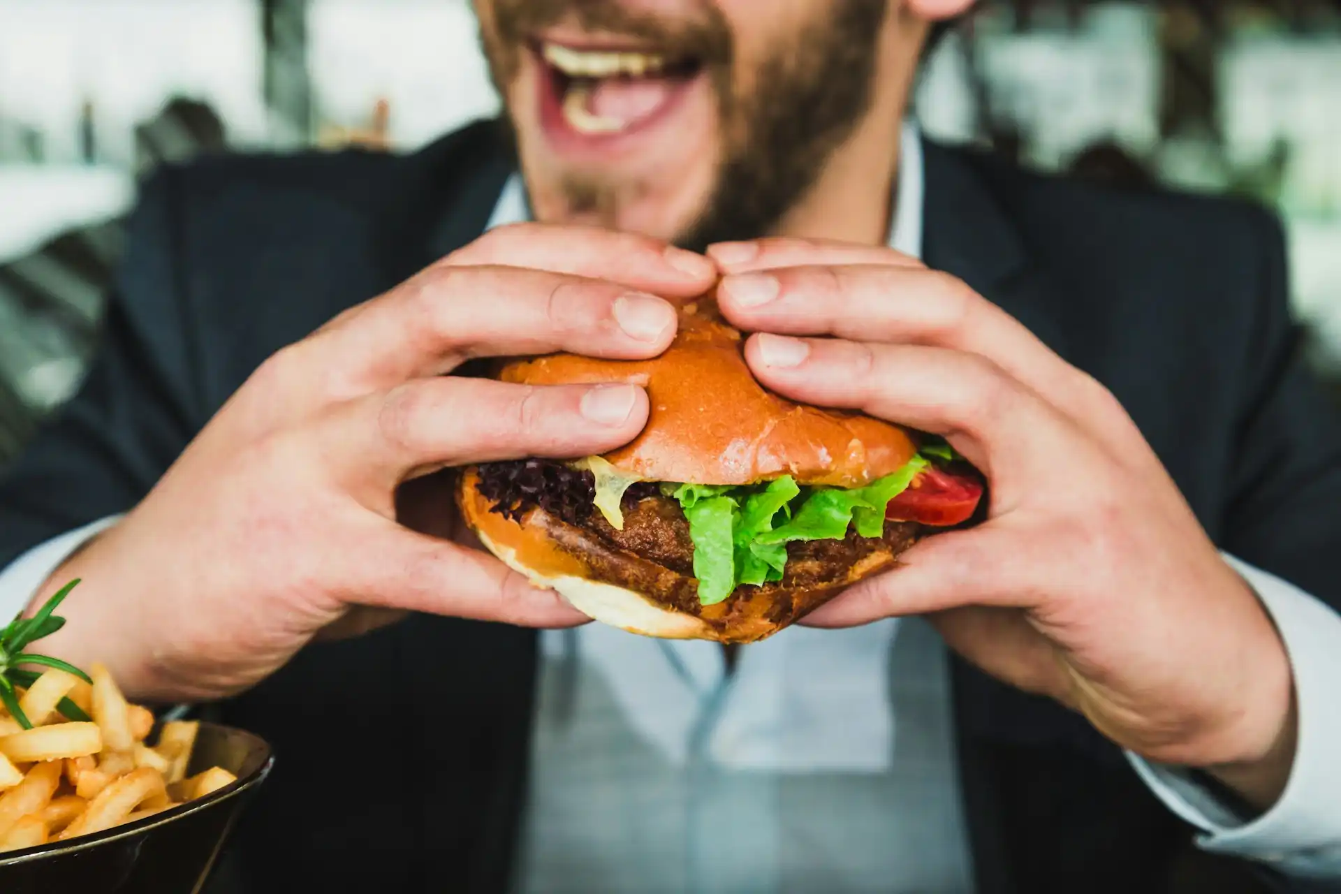 Perché mangiamo sempre un po’ troppo (e il segnale per fermarci un attimo prima di esagerare col cibo)