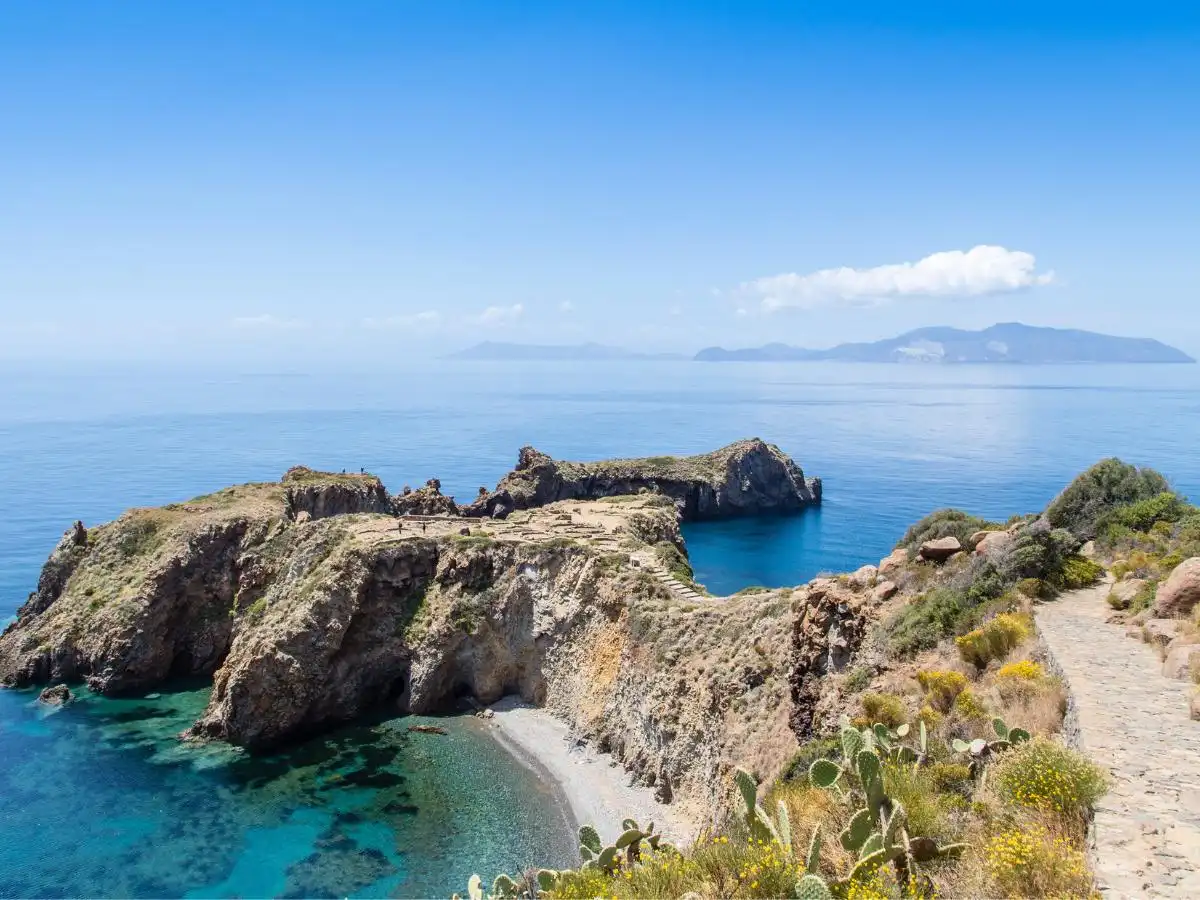 Il villaggio preistorico con la vista più bella di tutto il Mediterraneo è italiano: si chiama Capo Milazzese