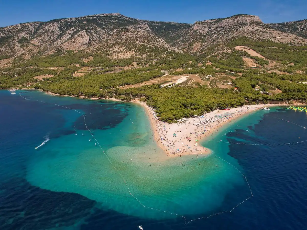 La magica isola dove le spiagge cambiano forma e con un mare che fa innamorare: benvenuti a Brač