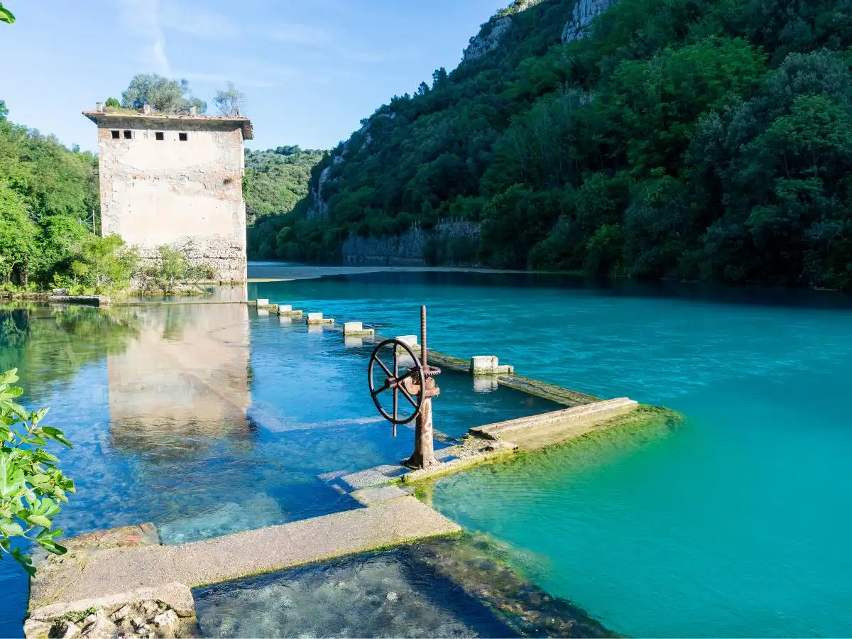 Il canyon nascosto dalle acque così azzurre da sembrare finte: le Gole del Nera in Umbria