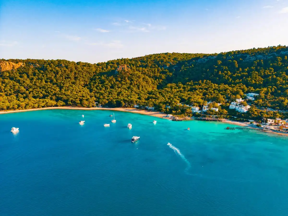 Crollo dei prezzi sui viaggi estivi: ecco le mete dove le vacanze costano (quasi) la metà nel 2026