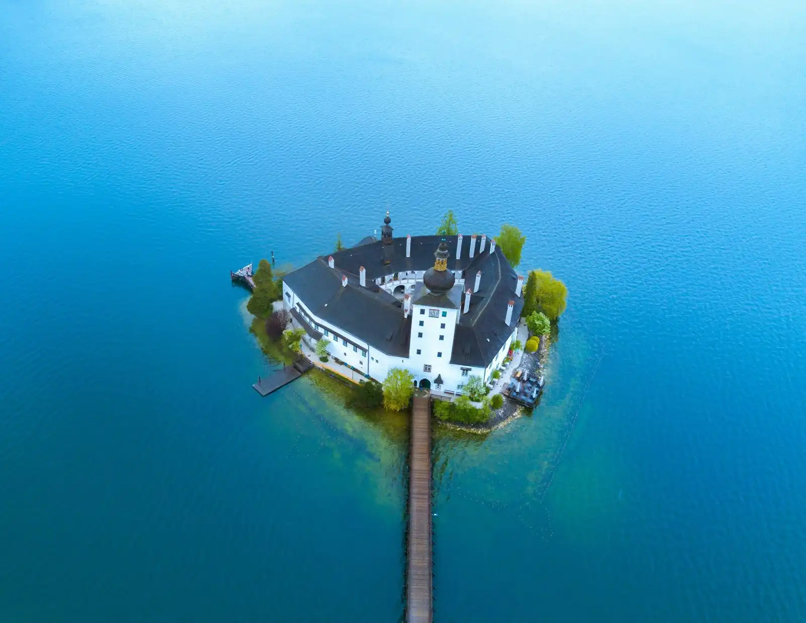 Il fiabesco castello che sorge su un’isoletta nel mezzo di un lago alpino: la storia incredibile di Schloss Ort