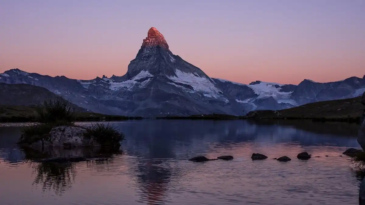Il lago dove il Cervino si riflette perfettamente capovolto: a Riffelsee vale la pena svegliarsi presto