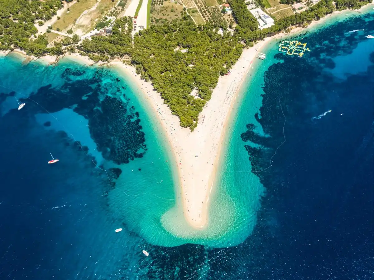 C’è una spiaggia che cambia forma da sola, e dove puoi trovare la pietra della felicità: è il Corno d’Oro