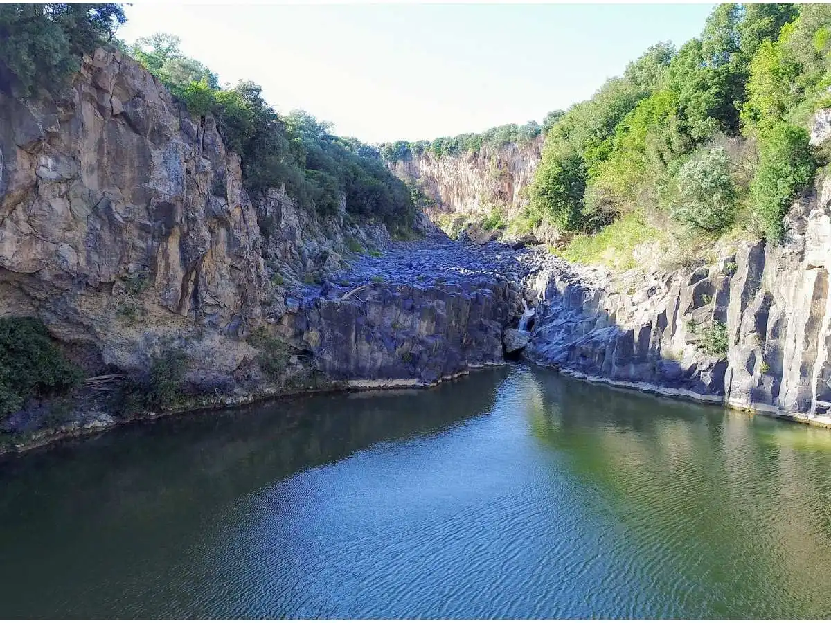 Sembra la Giungla Pluviale, invece è il Lazio: il canyon segreto amato dal cinema e sacro per gli Etruschi