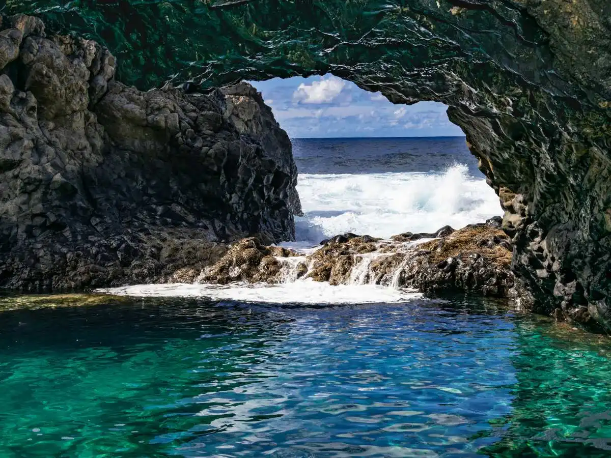 Il brivido unico di fare un bagno in una piscina naturale protetta dalla rabbia del mare aperto: succede alle Canarie