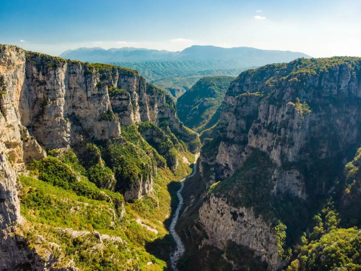 Canyon, deserti, fiumi gelati, montagne: la Grecia che non trovi sui depliant è magica, dall’Arcadia al Peloponneso