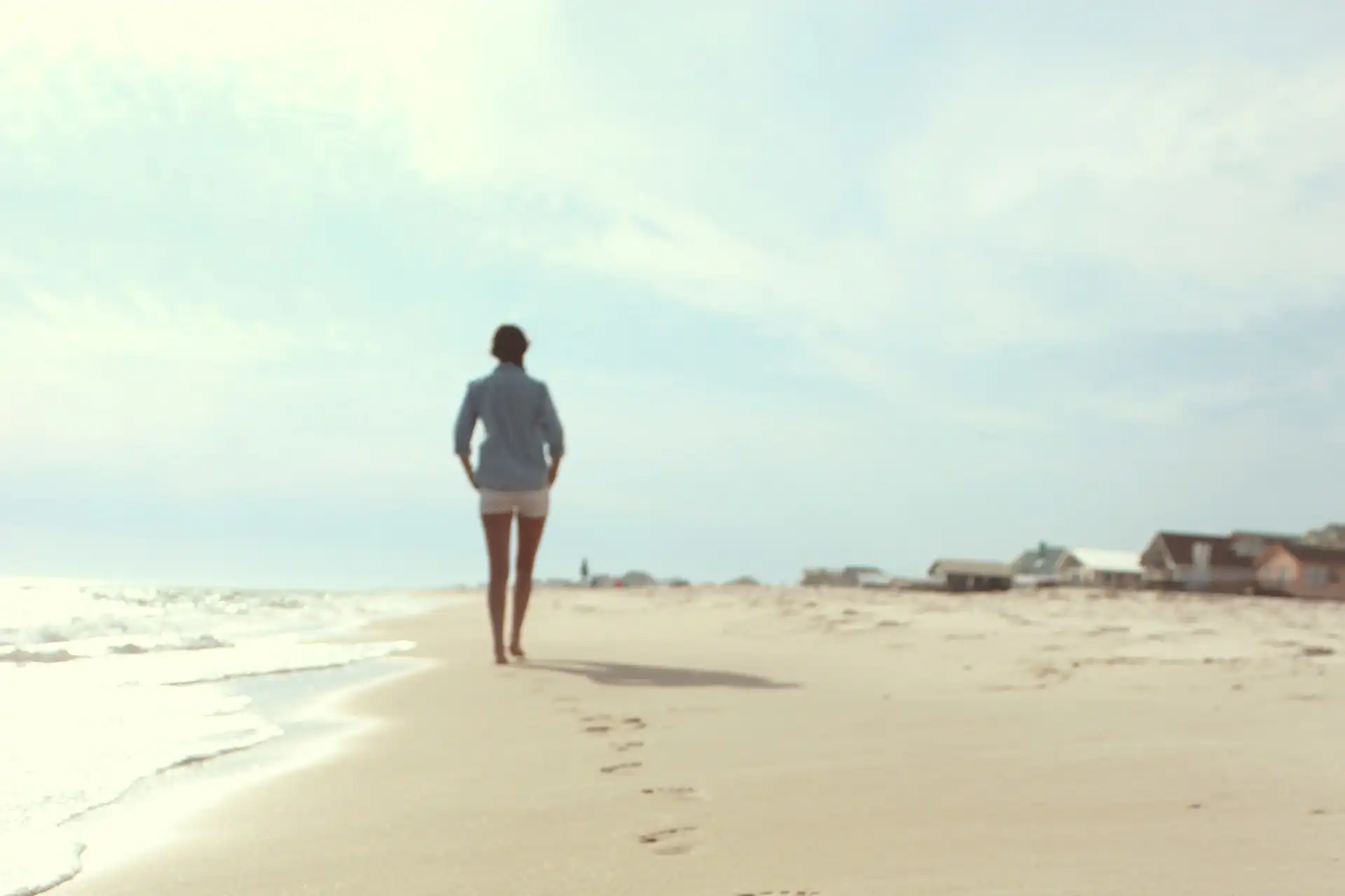 Camminare in spiaggia fa bene: calorie e benefici rispetto all’asfalto