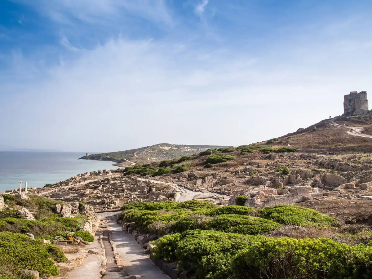 Un deserto di pietra affacciato sul mare italiano: Tharros, la città scaraventata alla fine del mondo