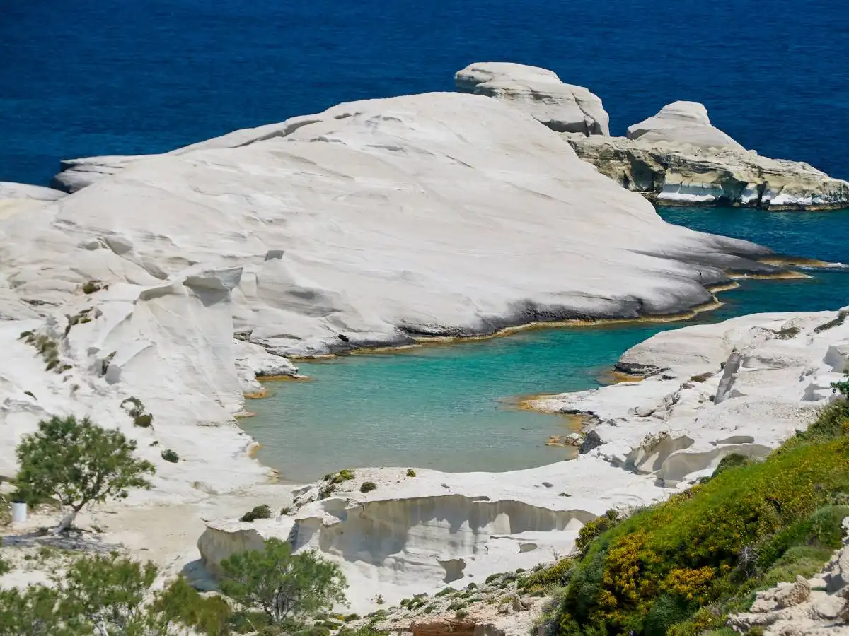 Dalle sculture di tufo alle baie di zolfo: queste scenografiche spiagge della Grecia sembrano aliene