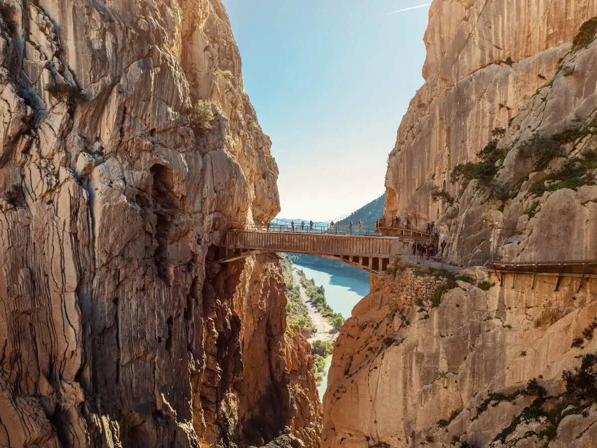 A 100 metri sul vuoto con due epoche sotto i piedi: Caminito del Rey, la vecchia “Via della Morte” (oggi sicura)