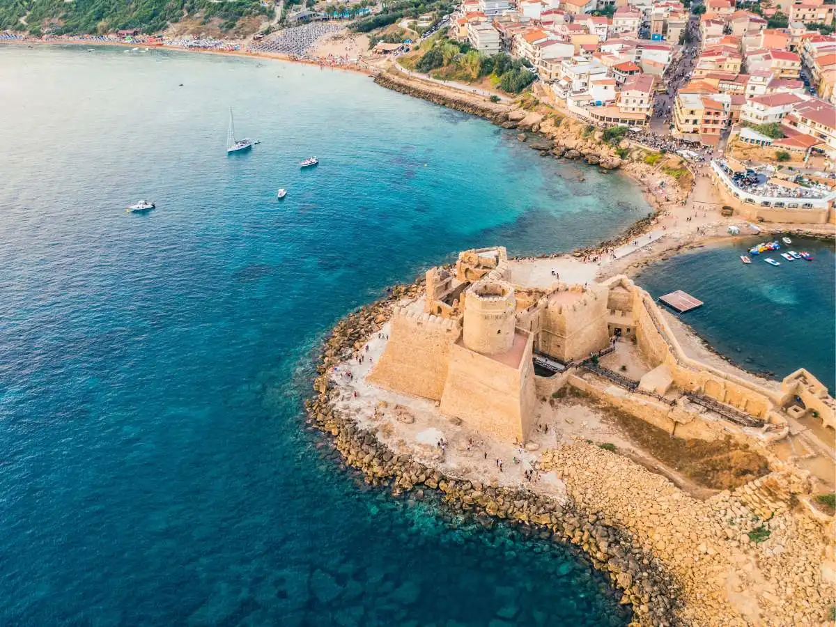 In Calabria c’è un castello tra le onde legato alla storia del pirata più temuto dell’Impero Ottomano