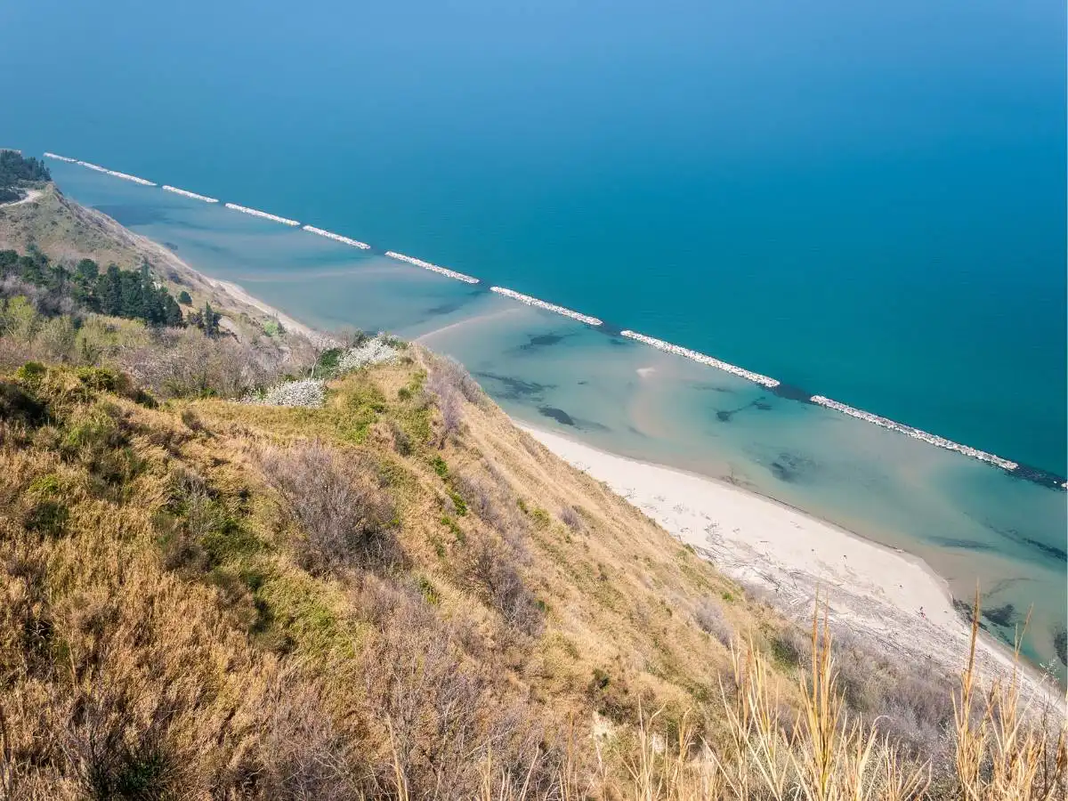 Tra ginestre e scogliere a strapiombo: il parco marchigiano a picco sul mare che pochissimi conoscono ancora