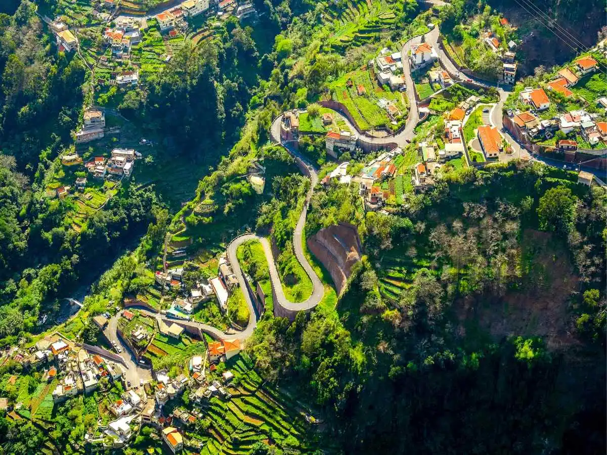 Le 7 isole europee più spettacolari per chi ama viaggiare in auto, tra curve mozzafiato e scogliere selvagge