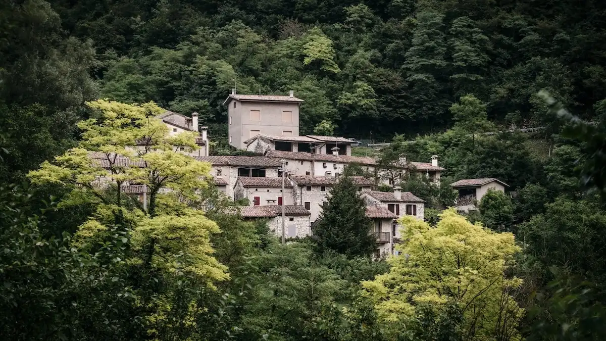 Il borgo di pietra nelle terre del vino in Veneto: le passeggiate d’estate a Stramare, tra i sassi e il Piave