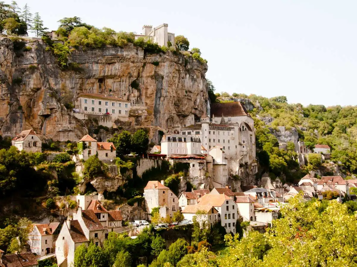 Canyon segreti, labirinti sotterranei e villaggi verticali mozzafiato: sono i borghi scolpiti nella roccia più belli d’Europa